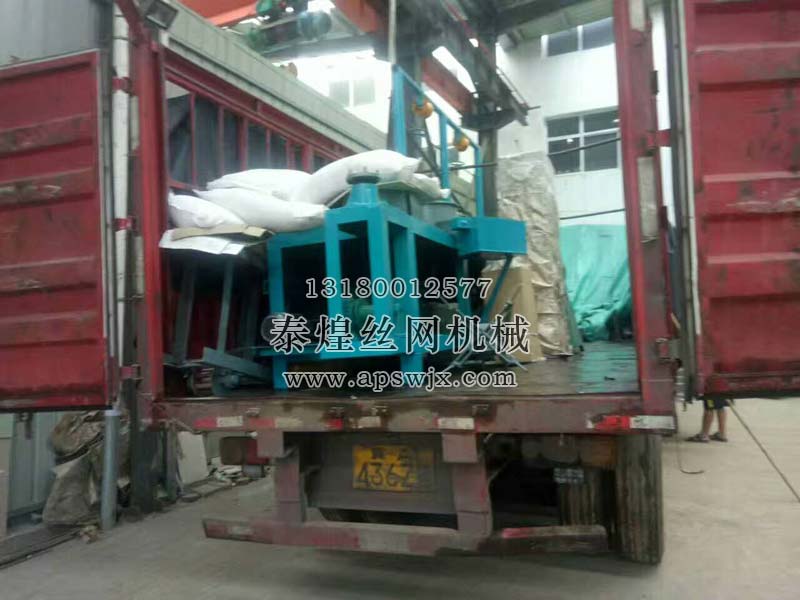 內(nèi)蒙古連罐拉絲機(jī)裝車中,發(fā)往內(nèi)蒙古連罐拉絲機(jī)發(fā)貨實(shí)景